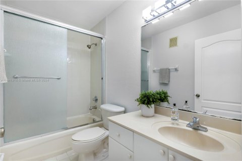 Adosado en venta en Hialeah, Florida, 3 dormitorios, 116.69 m2 № 1321265 - foto 16