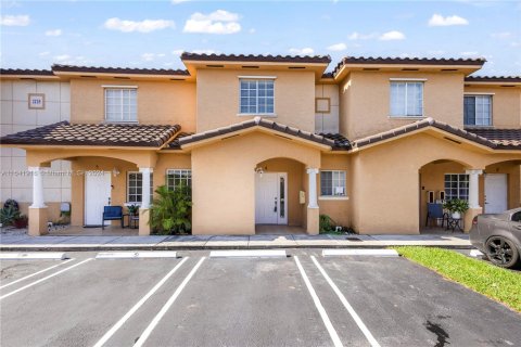 Townhouse in Hialeah, Florida 3 bedrooms, 116.69 sq.m. № 1321265 - photo 1