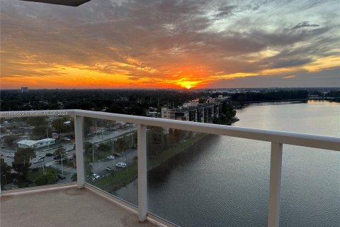 Condo in Miami, Florida, 2 bedrooms  № 1383047 - photo 1