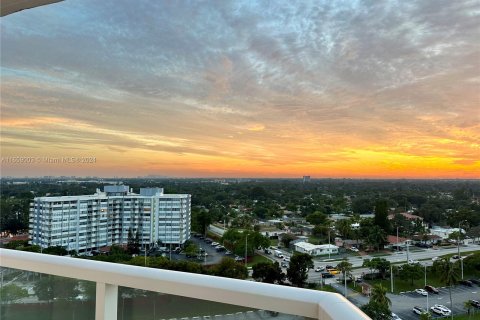 Condo in Miami, Florida, 2 bedrooms  № 1383047 - photo 2