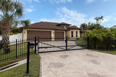 Villa ou maison à vendre à North Port, Floride: 3 chambres, 204.38 m2 № 922747 - photo 1