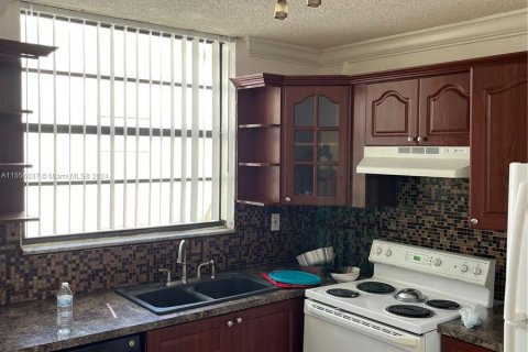 Townhouse in Lauderhill, Florida 3 bedrooms, 131.27 sq.m. № 1077915 - photo 15
