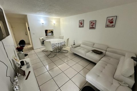 Купить кондоминиум в Майами, Флорида 1 спальня, 56.21м2, № 1077911 - фото 2