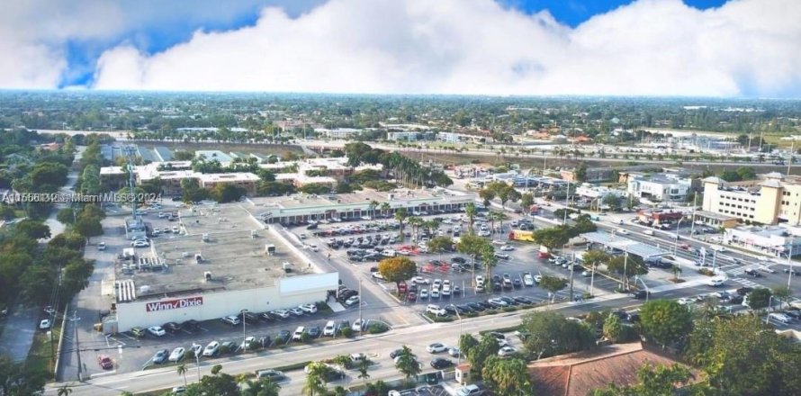 Commercial property in Miami, Florida № 1077913