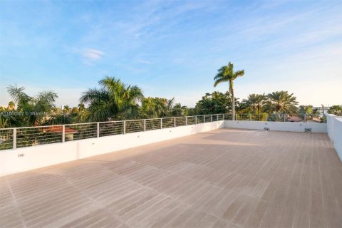 Casa en venta en Miami, Florida, 5 dormitorios, 435.43 m2 № 1384251 - foto 17