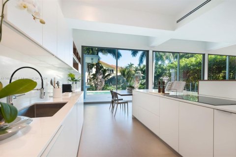 Casa en venta en Miami, Florida, 5 dormitorios, 435.43 m2 № 1384251 - foto 10