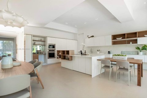 Casa en venta en Miami, Florida, 5 dormitorios, 435.43 m2 № 1384251 - foto 9