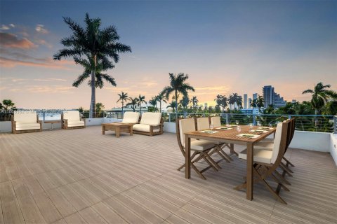 Casa en venta en Miami, Florida, 5 dormitorios, 435.43 m2 № 1384251 - foto 3