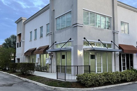 Купить коммерческую недвижимость в Мирамар, Флорида № 1005241 - фото 1