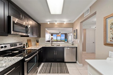 Condo in Hutchinson Island South, Florida, 2 bedrooms  № 1250503 - photo 6