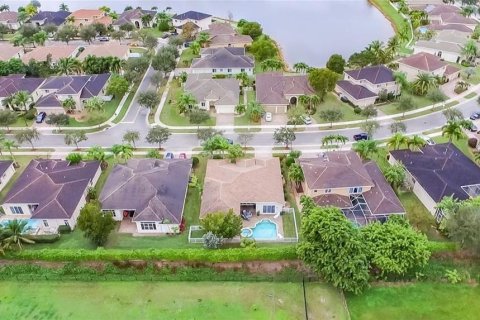 Villa ou maison à vendre à Pembroke Pines, Floride: 4 chambres, 251.02 m2 № 1091753 - photo 1