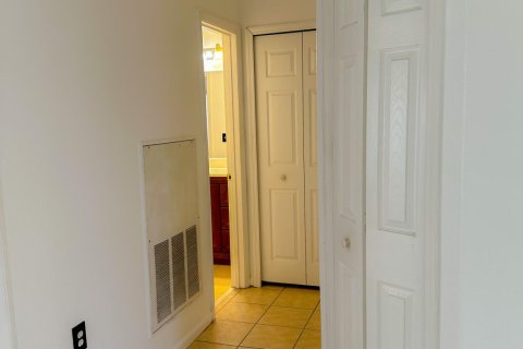 Condo in Jacksonville Beach, Florida, 1 bedroom  № 801511 - photo 14