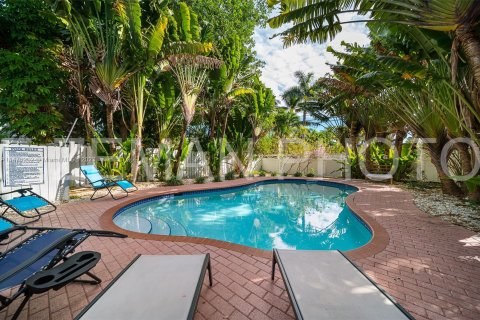 Casa en venta en Hollywood, Florida, 5 dormitorios, 162.58 m2 № 802726 - foto 1