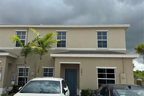 Townhouse in Florida City, Florida 4 bedrooms, 157.93 sq.m. № 1237504 - photo 1