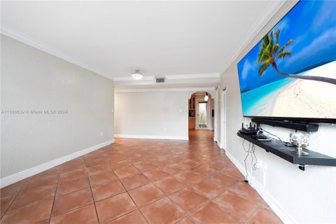 Condominio en venta en Hialeah Gardens, Florida, 2 dormitorios, 82.22 m2 № 1080101 - foto 6