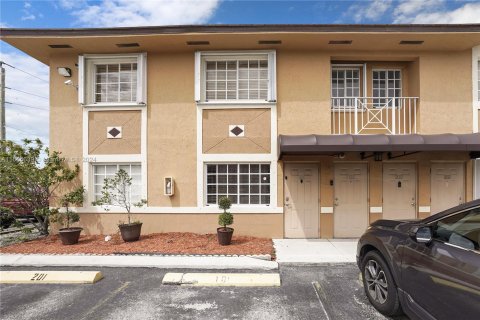 Condominio en venta en Hialeah Gardens, Florida, 2 dormitorios, 82.22 m2 № 1080101 - foto 1