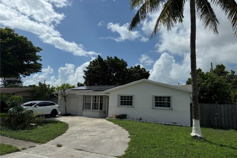 House in Margate, Florida 4 bedrooms, 159.33 sq.m. № 1328383 - photo 2