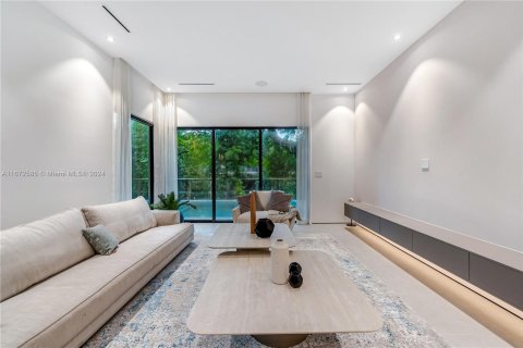 Casa en venta en Miami, Florida, 5 dormitorios № 1404167 - foto 9