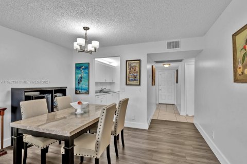 Condo in Pembroke Pines, Florida, 2 bedrooms  № 1271913 - photo 11