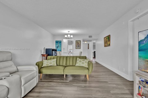 Condo in Pembroke Pines, Florida, 2 bedrooms  № 1271913 - photo 20