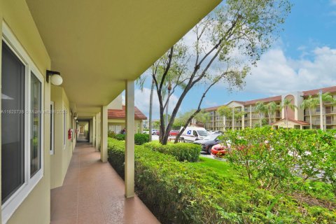 Condominio en venta en Pembroke Pines, Florida, 2 dormitorios, 97.73 m2 № 1271913 - foto 8