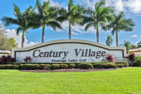 Condo in Pembroke Pines, Florida, 2 bedrooms  № 1271913 - photo 1