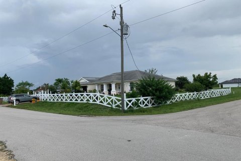 Villa ou maison à vendre à Lehigh Acres, Floride: 3 chambres, 195.75 m2 № 591303 - photo 2