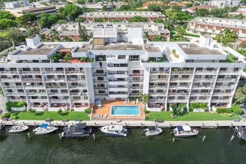 Condo in Miami, Florida, 1 bedroom  № 1389651 - photo 1