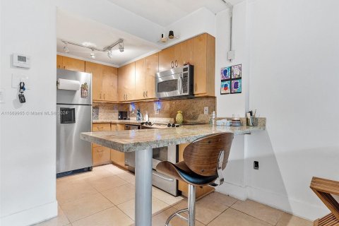 Condo in Miami, Florida, 1 bedroom  № 1389651 - photo 11