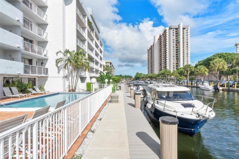 Condo in Miami, Florida, 1 bedroom  № 1389651 - photo 26