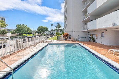 Condo in Miami, Florida, 1 bedroom  № 1389651 - photo 25