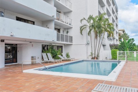 Condo in Miami, Florida, 1 bedroom  № 1389651 - photo 23