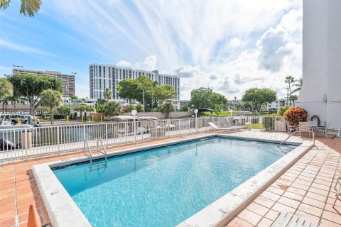 Condo in Miami, Florida, 1 bedroom  № 1389651 - photo 3