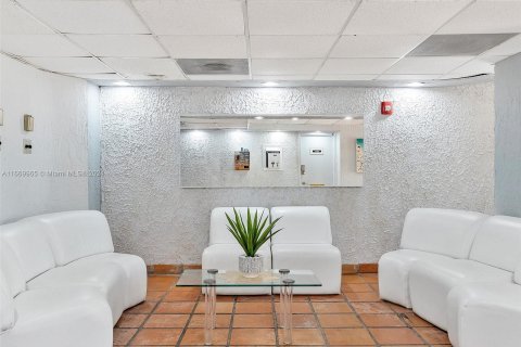 Condo in Miami, Florida, 1 bedroom  № 1389651 - photo 27