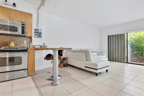 Condo in Miami, Florida, 1 bedroom  № 1389651 - photo 10