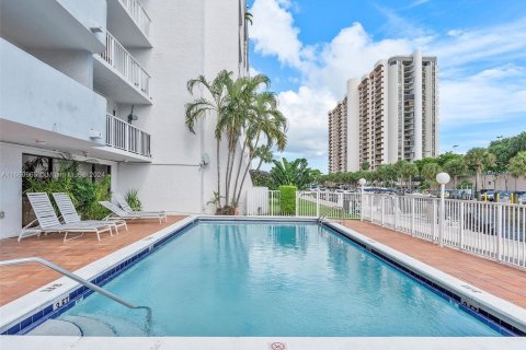 Condo in Miami, Florida, 1 bedroom  № 1389651 - photo 24