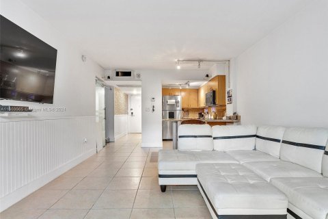 Condo in Miami, Florida, 1 bedroom  № 1389651 - photo 5