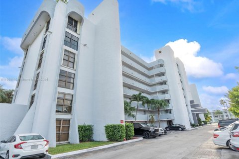 Condo in Miami, Florida, 1 bedroom  № 1389651 - photo 4