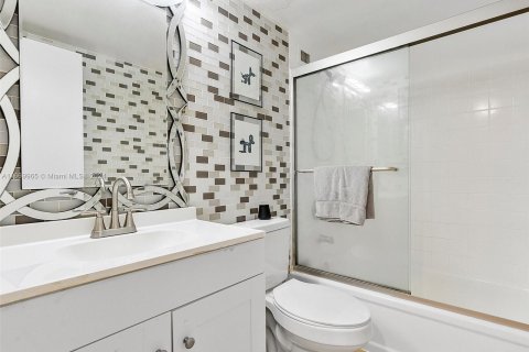 Condo in Miami, Florida, 1 bedroom  № 1389651 - photo 22