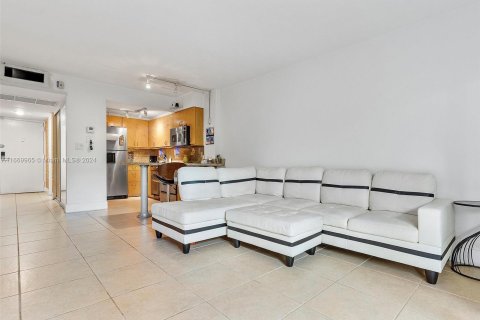 Condo in Miami, Florida, 1 bedroom  № 1389651 - photo 8