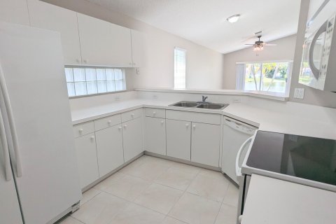 House in Lake Worth, Florida 3 bedrooms, 127.55 sq.m. № 1159473 - photo 13