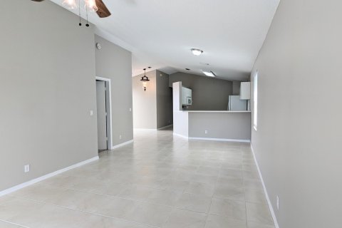 House in Lake Worth, Florida 3 bedrooms, 127.55 sq.m. № 1159473 - photo 9