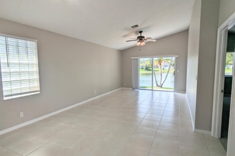 House in Lake Worth, Florida 3 bedrooms, 127.55 sq.m. № 1159473 - photo 10