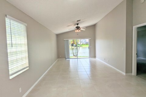 House in Lake Worth, Florida 3 bedrooms, 127.55 sq.m. № 1159473 - photo 11