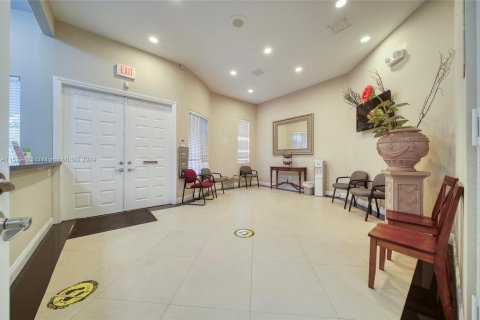 Купить коммерческую недвижимость в Норт-Майами-Бич, Флорида № 995648 - фото 2