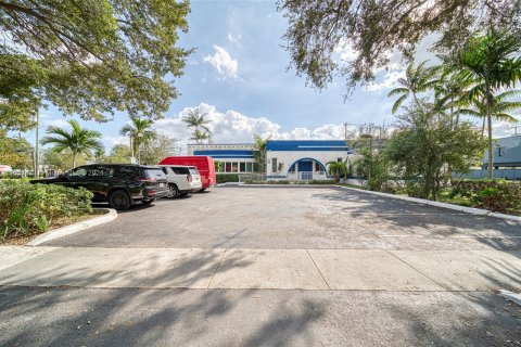 Commercial property in North Miami Beach, Florida № 995648 - photo 28