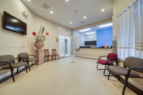 Купить коммерческую недвижимость в Норт-Майами-Бич, Флорида № 995648 - фото 3