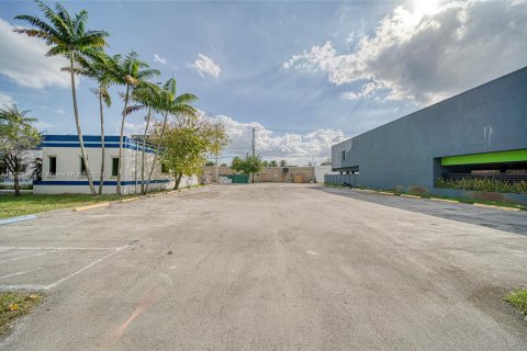 Propiedad comercial en venta en North Miami Beach, Florida № 995648 - foto 30