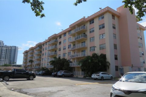 Condominio en venta en North Miami Beach, Florida, 1 dormitorio, 61.13 m2 № 730280 - foto 1