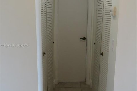 Condominio en venta en North Miami Beach, Florida, 1 dormitorio, 61.13 m2 № 730280 - foto 28